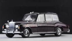 1/18 Dealer Edition 1967 Rolls-Royce Phantom British Queen Edition (Wine Red) Diecast Car Model