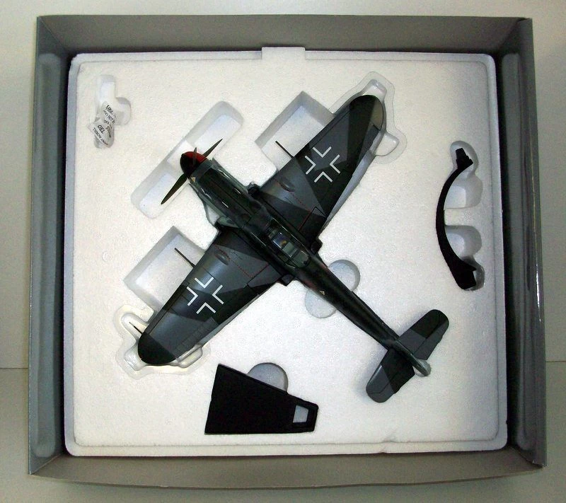 CORGI 1/32 AA34901 MESSERSCHMITT BF109G 'RED 6' OBERFELDWEBEL ARNOLD DORING - Image 2