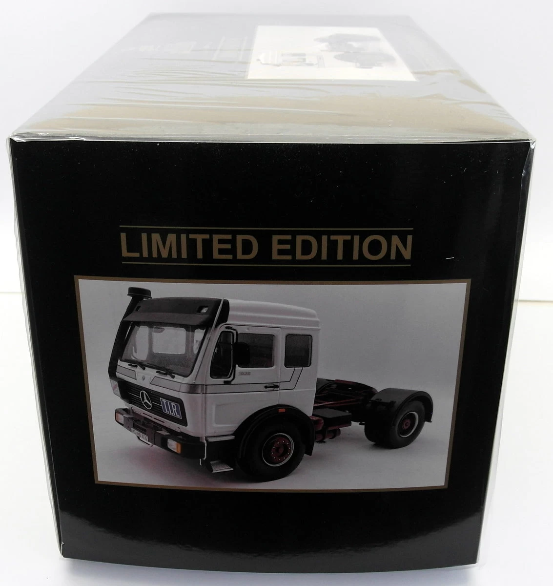 Road Kings 1/18 Scale RK180043 - Mercedes NG 1632 1973 White / Silver/ Dark Red - Image 3