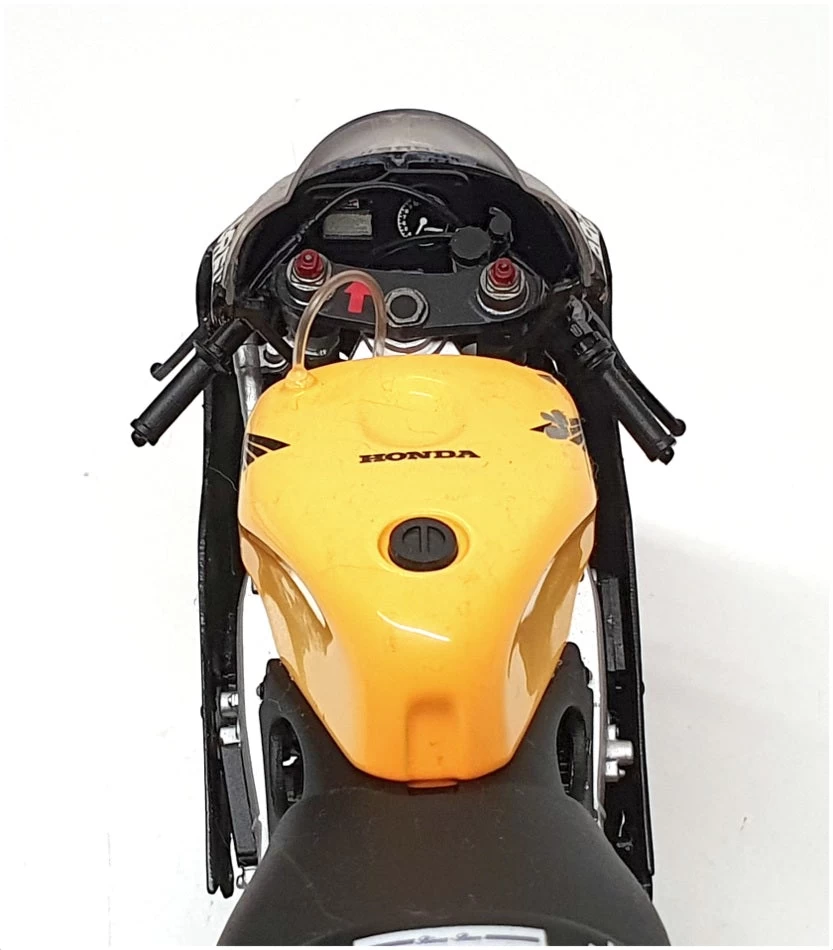 Minichamps 1/12 Scale 122 006186 - Honda NSR 500 - Rossi Test Bike 2000 - Image 5