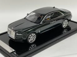 1/18 Rolls-Royce RR Ghost 2nd Generation (2020-Present) (Emerald Green Exterior & Beige Interior With Chrome Wheels) Resin Car Model Limited 88 Pieces