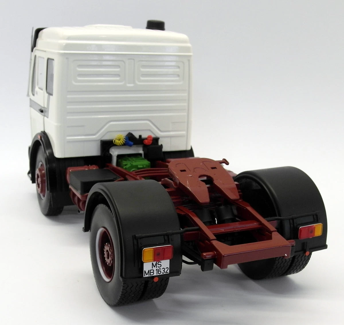 Road Kings 1/18 Scale RK180043 - Mercedes NG 1632 1973 White / Silver/ Dark Red - Image 5