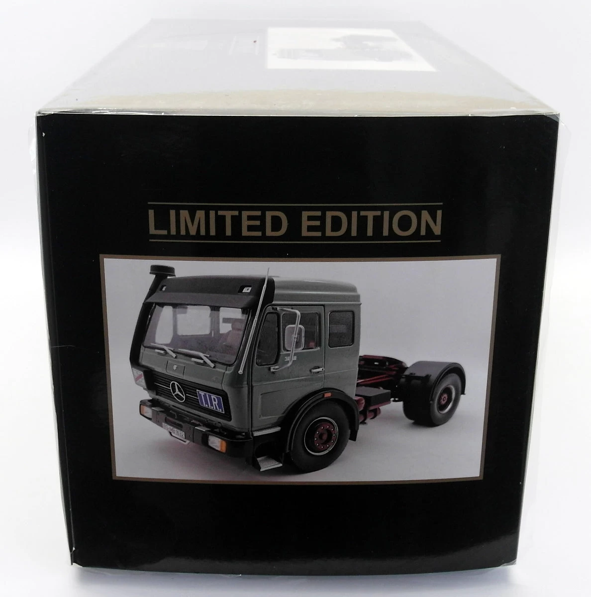 Road Kings 1/18 Scale RK180042 - Mercedes NG 1632 1973 Light Green/Dark Red - Image 4